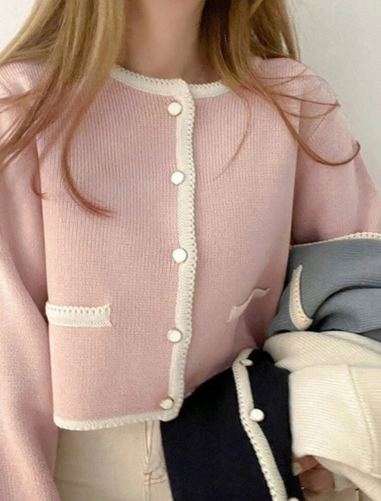 Damen Kurzgeschnittener gerippter Cardigan mit kontrast‑Häkelkante, Zierknopfleiste und Taschenleisten EB