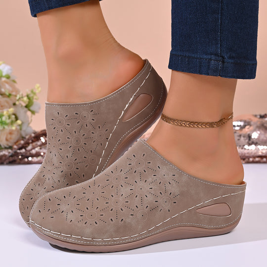 Damen Clogs mit eleganter Lochmuster-Applikation und rutschfester Sohle EB
