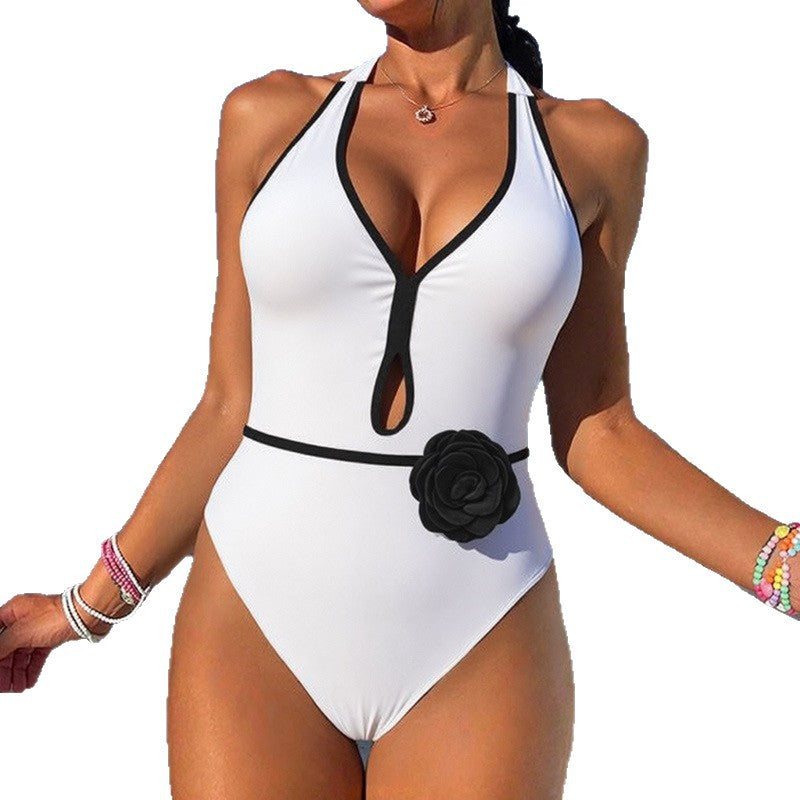 Damen Eleganter Badeanzug mit einzigartigem Schlitz und floralen Akzenten EB