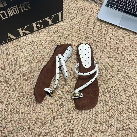 Damen Modische Zehentrenner-Sandalen mit dekorativen Riemen und ergonomischem Fußbett EB
