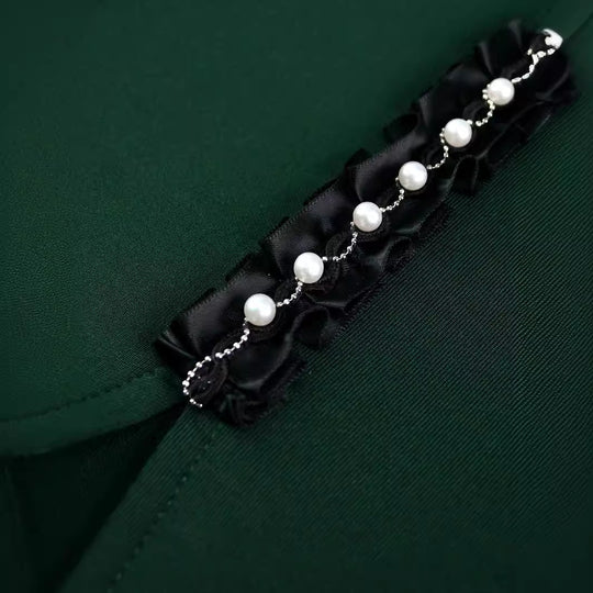 Damen figurbetontes Kleid mit großem Schleifenakzent und seitlichem Schlitz EB