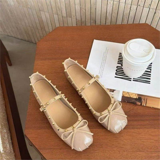 Damen Ballerina mit quadratischer Zehenbox, Nietenbesetztem Rand und verstellbarem Mary‑Jane Riemchen EB