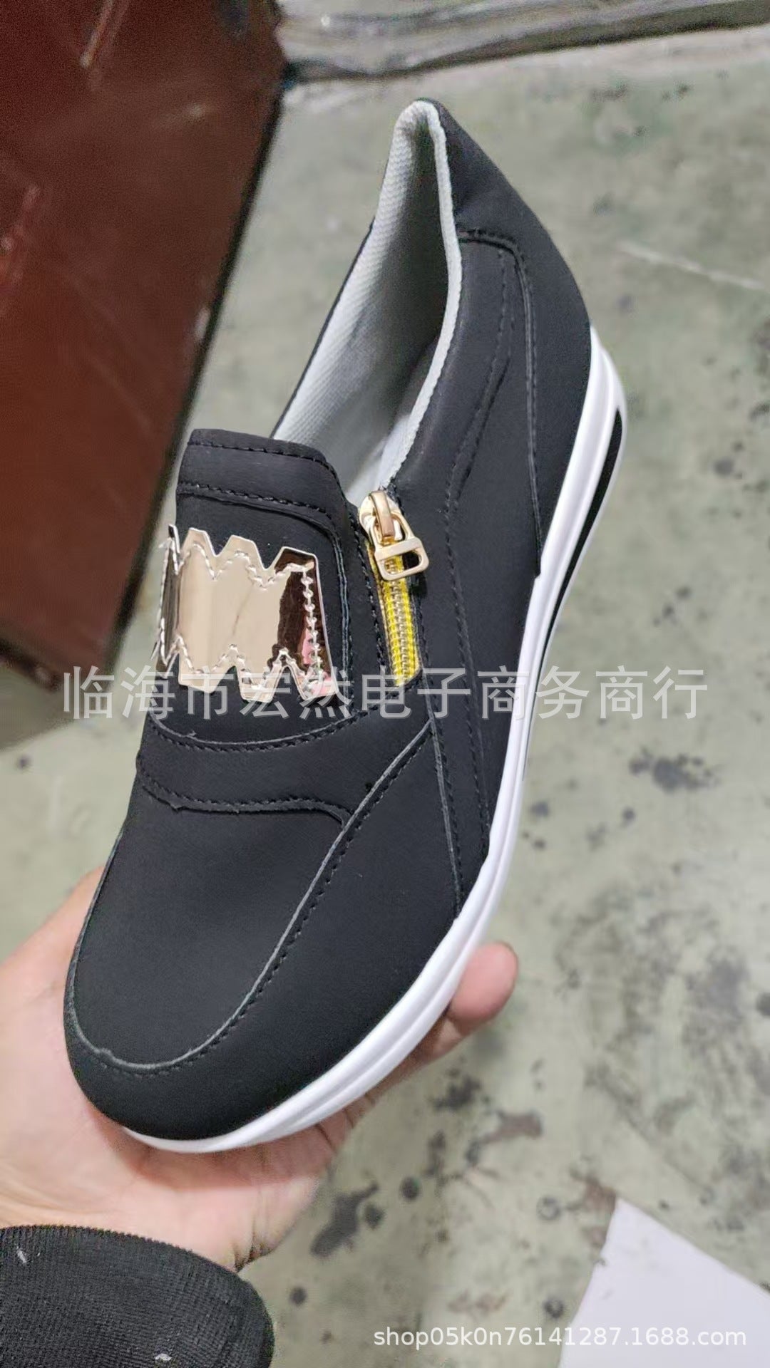 Damen  Slip-On Keilsneaker mit dekorativem Reißverschluss, gepolstertem Memory-Fußbett und profilierter Plateausohle EB