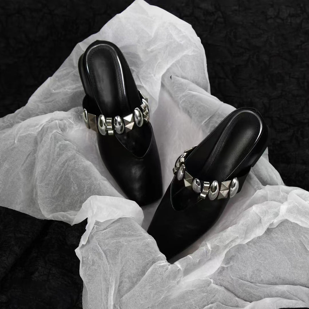 Damen Mules mit glamourösen Nieten und glänzender Oberfläche EB