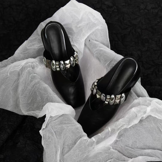 Damen Mules mit glamourösen Nieten und glänzender Oberfläche EB