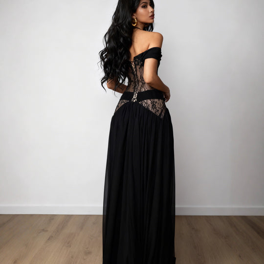 Damen Abendkleid mit transparenten Spitzeinsätzen und verführerischem Schnitt EB