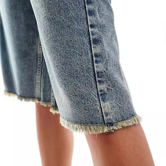 Damen Denim-Bermudashorts mit lässigem Schnitt und fransigen Säumen EB