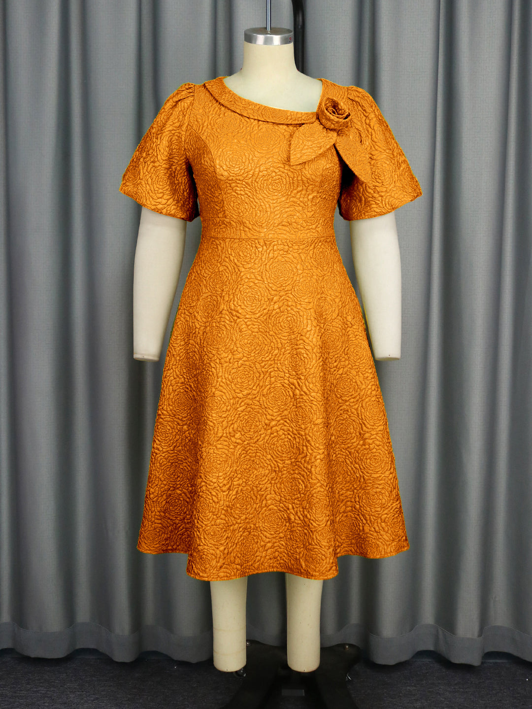 Damen Elegantes Kleid mit strukturierter Blumenapplikation EB