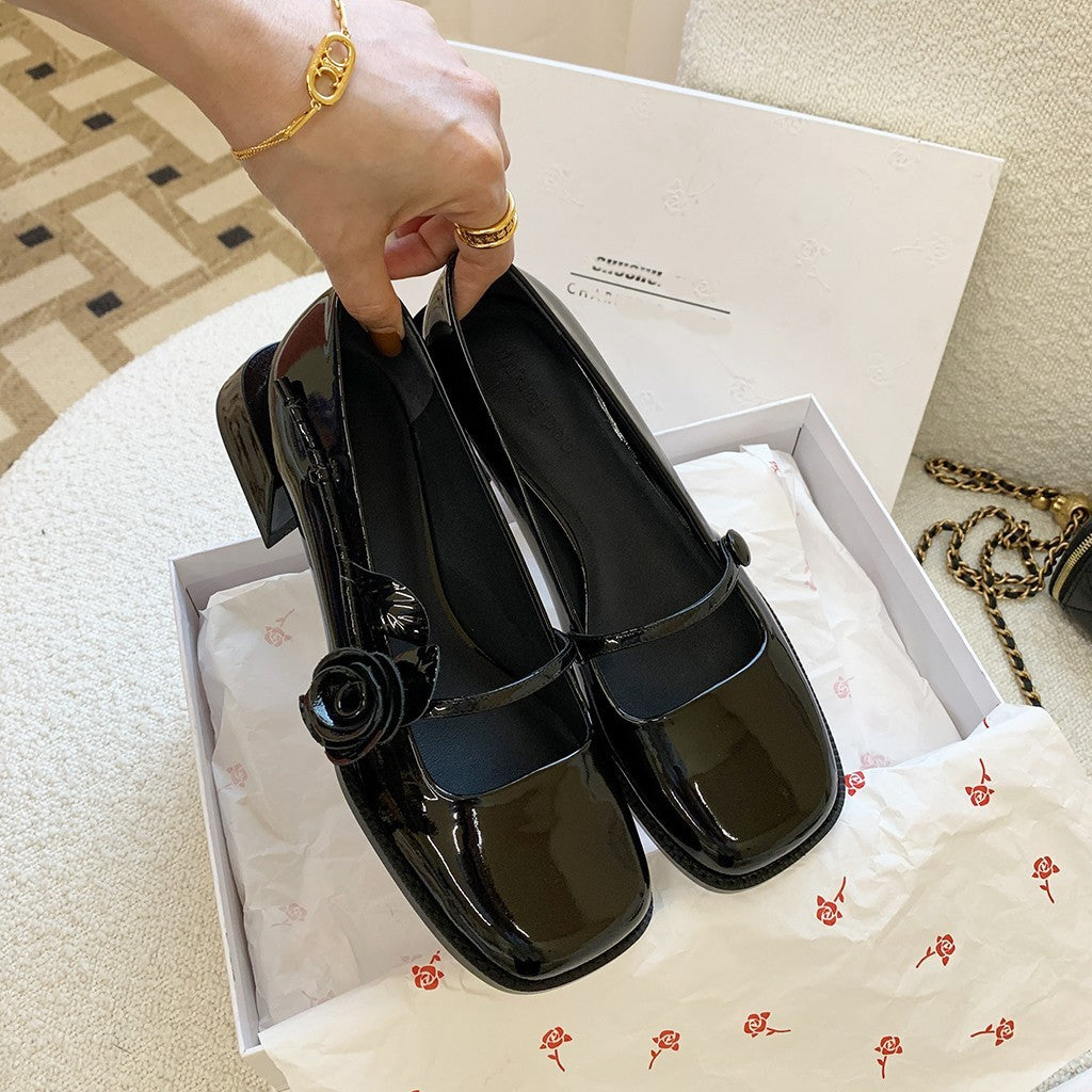 Damen elegante Lackleder-Pumps mit Riemchen und floraler Applikation EB