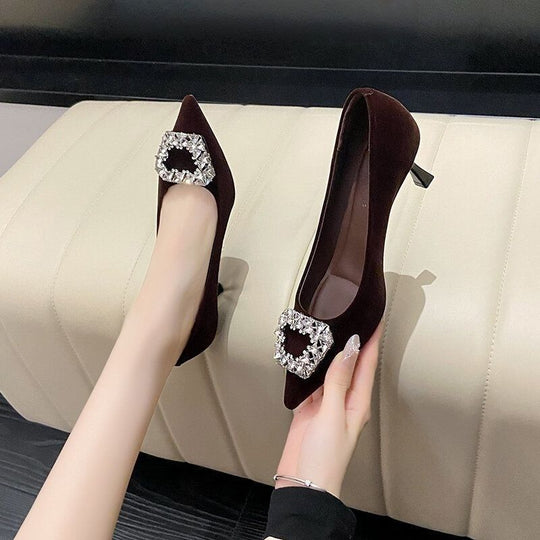 Damen elegante Pumps mit funkelndem Schmuckdetail EB