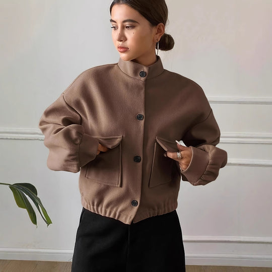 Damen Modische Kurzjacke mit Stehkragen und praktischen Taschen EB