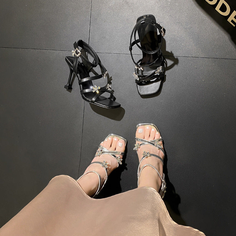 Damen Elegante Sandaletten mit dekorativen Blumenapplikationen und hochhackigem Absatz EB