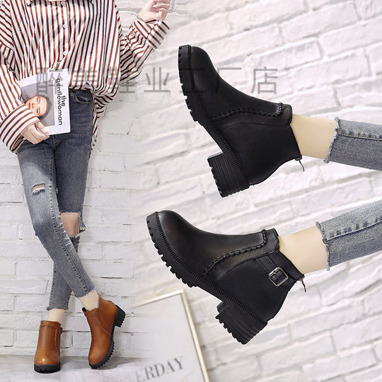 Damen nan klassische knöchelhohe Ankle-Boots aus synthetischem Leder mit robuster Profilsohle und Ziergurt EB
