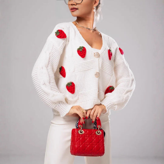 Damen Kurzgeschnittene Strickjacke mit V‑Ausschnitt und gehäkelten Erdbeerapplikationen EB