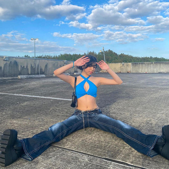 Damen nan tiefsitzende Schlagjeans mit ausgestelltem Bein, dekorativer Metallkette und klassischem Fünf-Taschen-Design EB