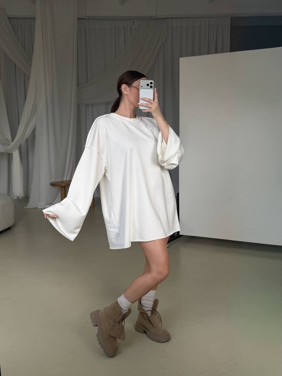 Damen oversized Sweatshirt-Kleid mit ausgefranstem Saum und weiten Glockenärmeln Eichborn Berlin