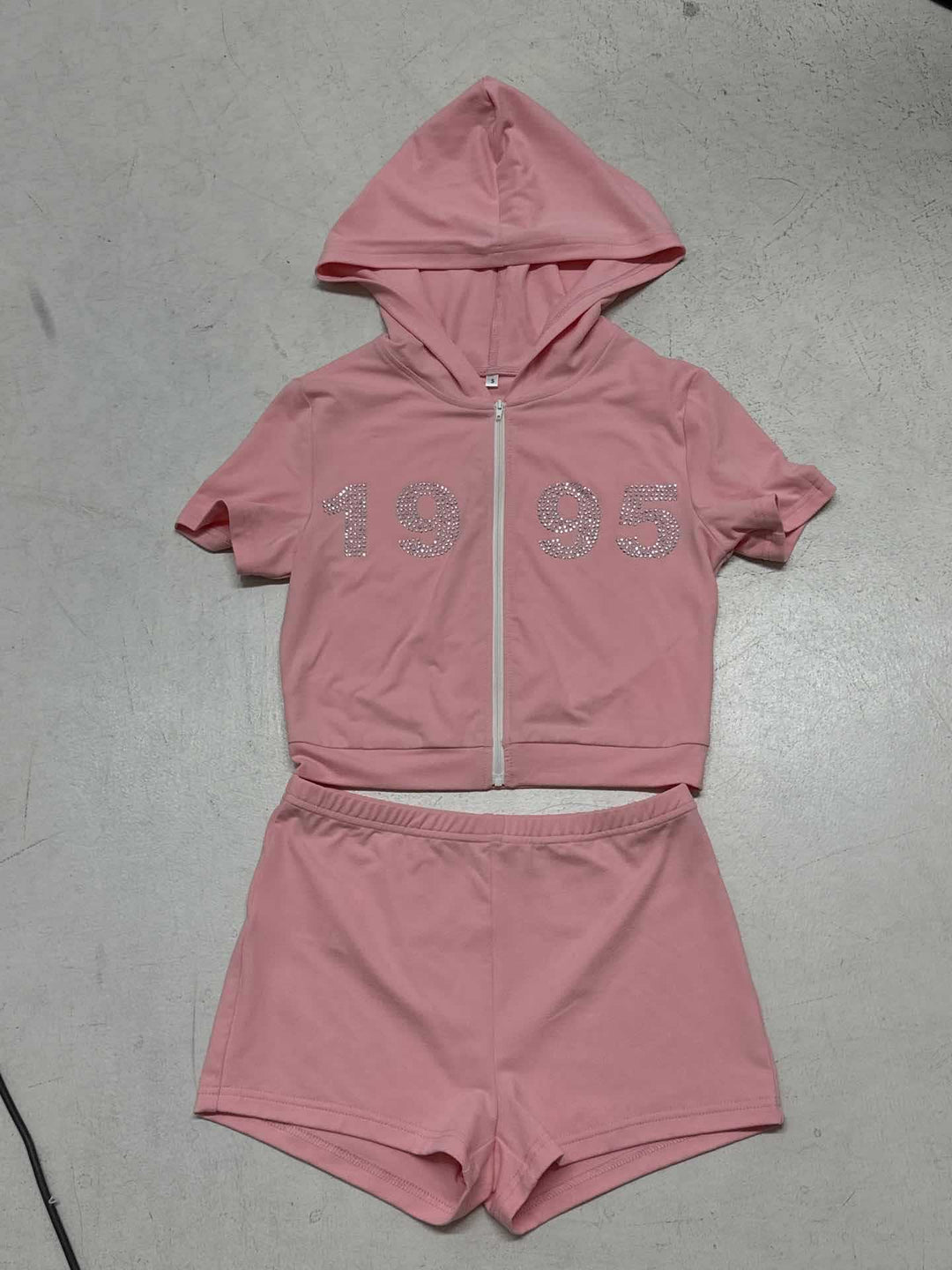 Damen sportliches cropped Hoodie-Set mit kurzen Shorts und glänzenden Akzenten EB