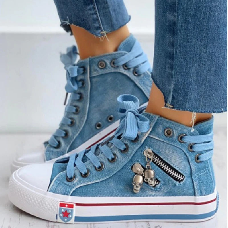 Damen nan hoher Sneaker in Jeansoptik mit seitlichem Reißverschluss und dekorativen Anhängern EB