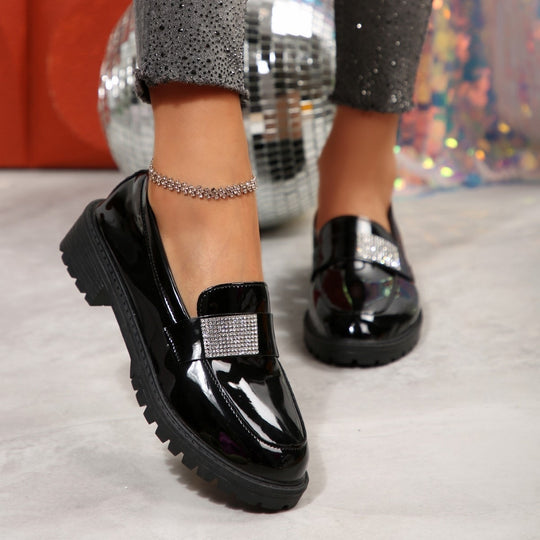 Damen Elegante Lack-Mokassins mit funkelndem Schmuckdetail EB