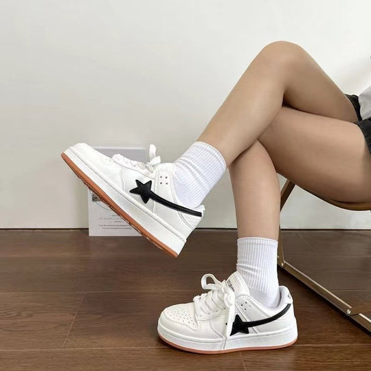 Damen Sportliche Sneaker mit modernem Design und atmungsaktiver Schwarz-Weiß-Kombination EB
