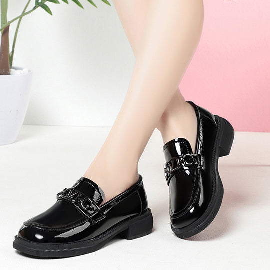 Damen Elegante Lack-Mokassins mit modischem Schmuckdetail EB