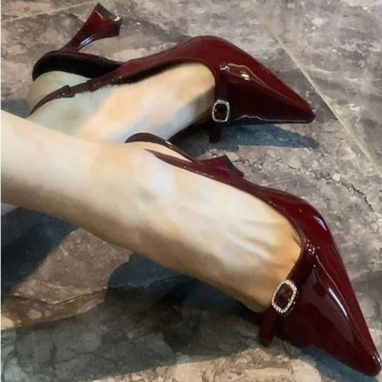 Damen elegante Slingback-Pumps mit glanzvoller Lackoberfläche und funkelndem Schmuckdetail EB