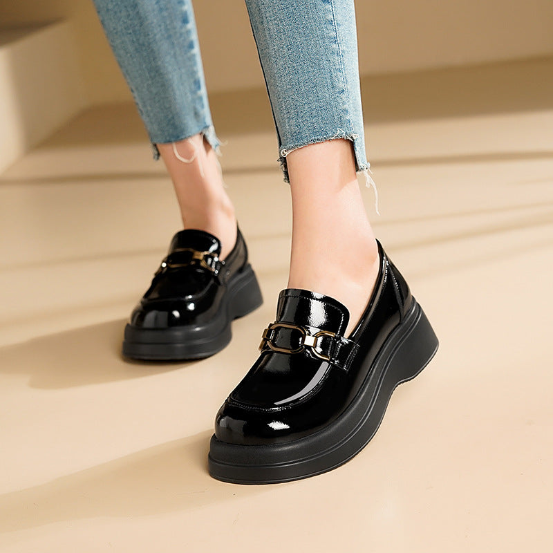 Damen Modische Mokassins mit robustem Blockabsatz und elegantem Kettendetail EB