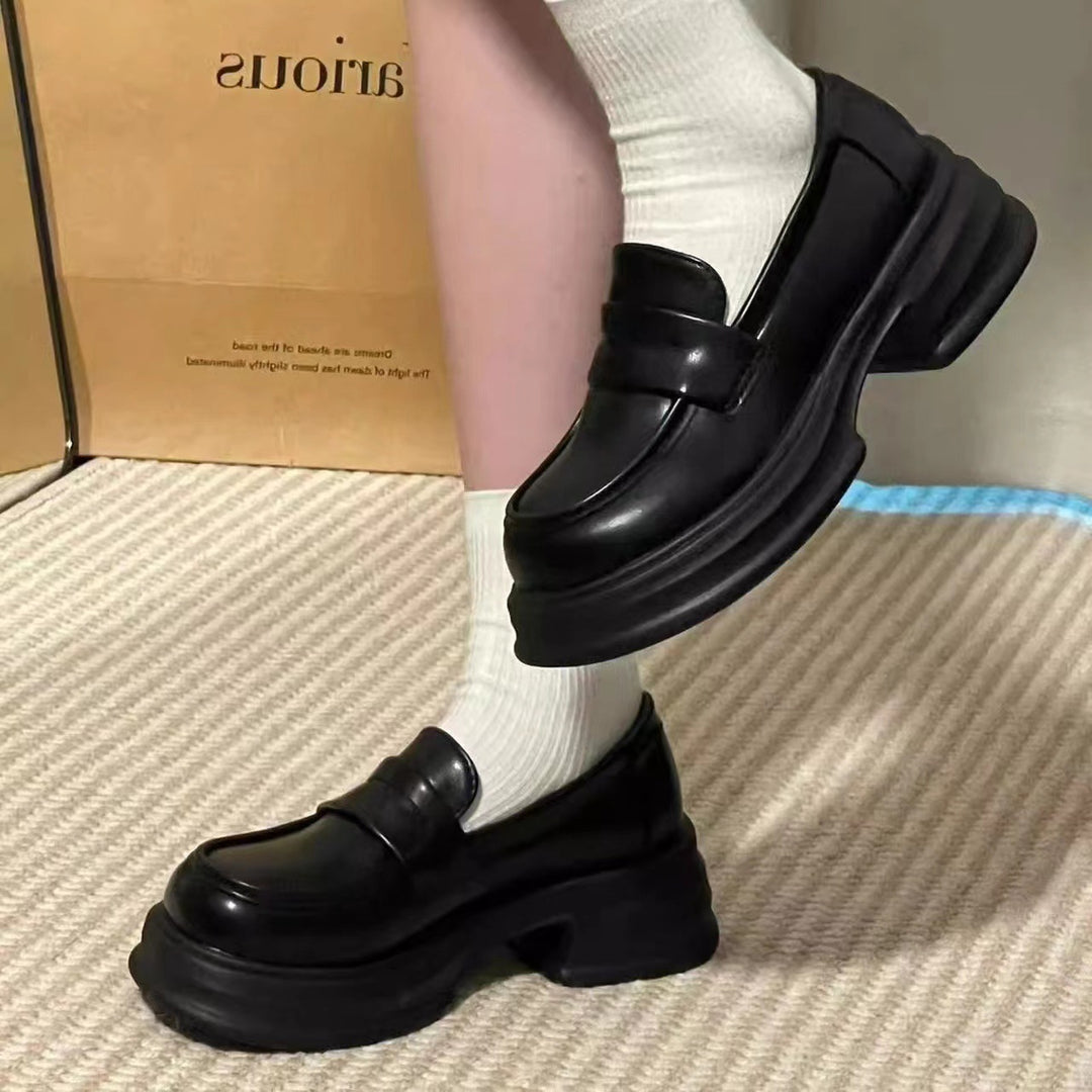 Damen modische Loafers aus glänzendem Material mit breitem Sohlenprofil EB
