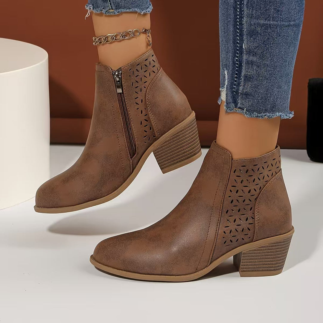 Damen Stiefeletten mit laserperforiertem Blattmuster, Wildlederoptik und mittlerem Blockabsatz EB