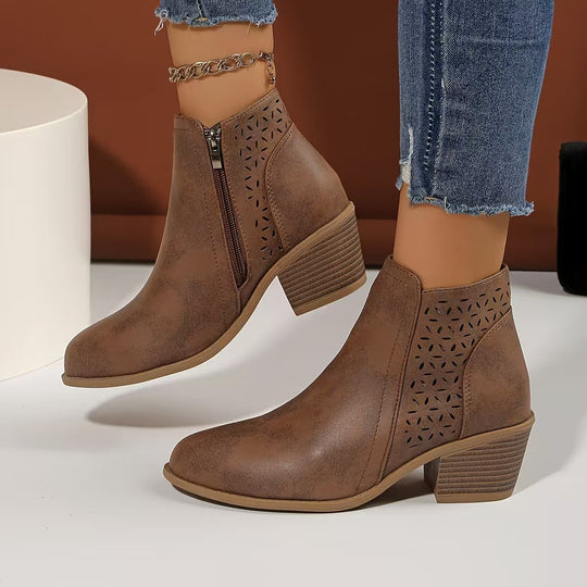 Damen Stiefeletten mit laserperforiertem Blattmuster, Wildlederoptik und mittlerem Blockabsatz EB
