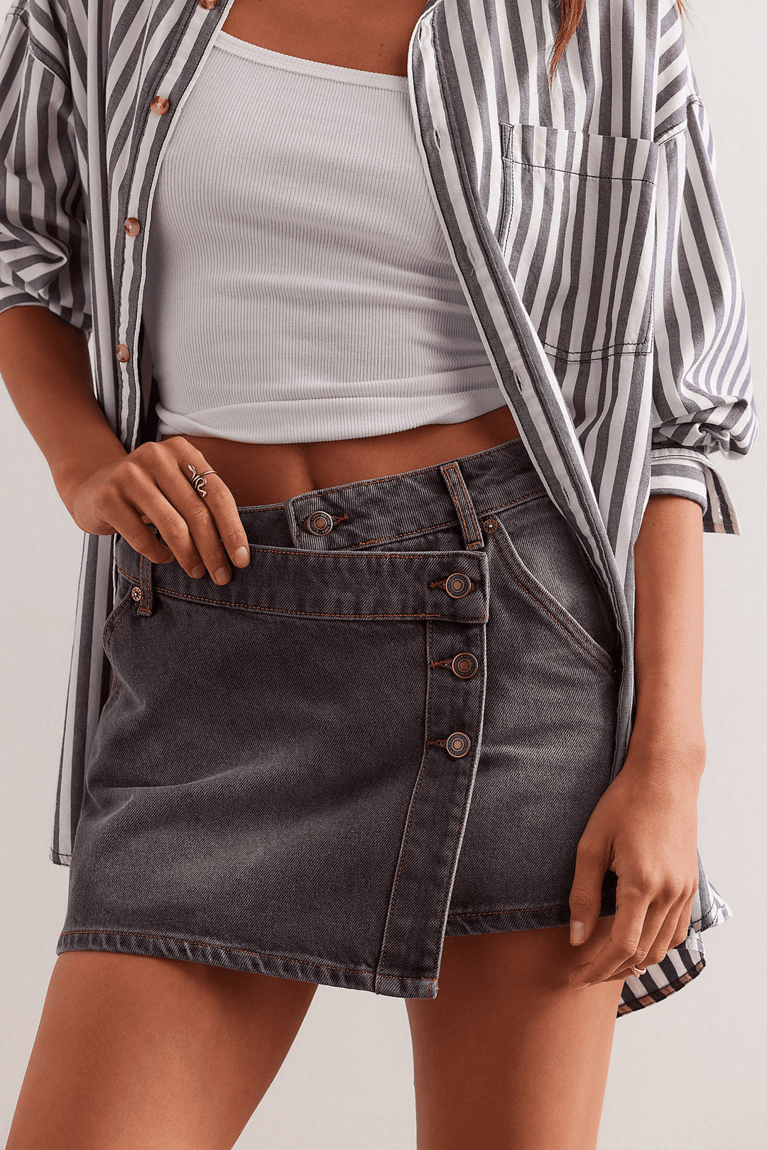 Damen modischer A-Linien-Denimrock mit asymmetrischem Knopfdesign und praktischen Taschen EB