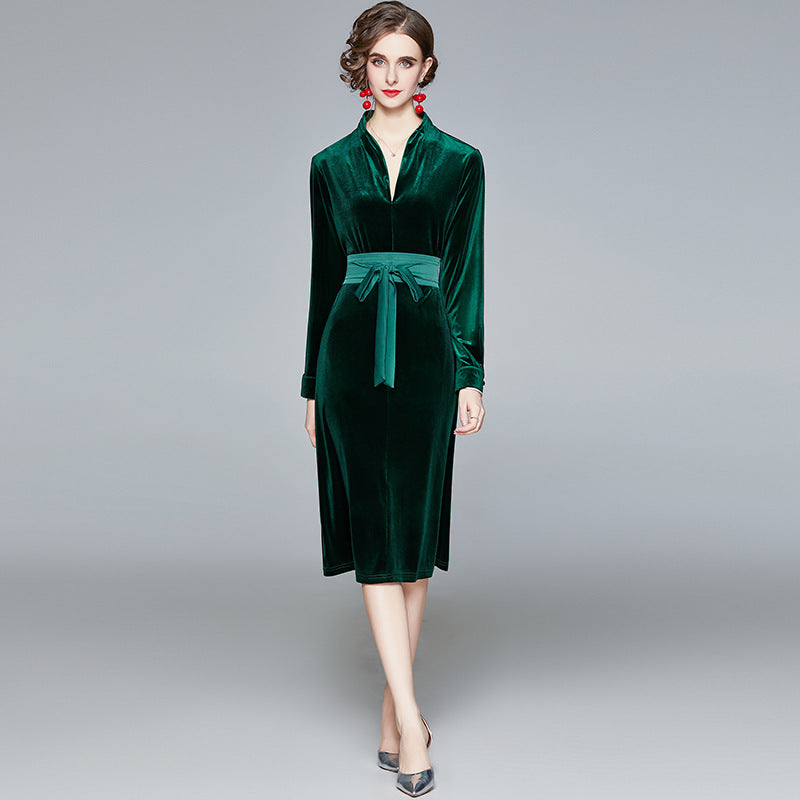 Damen Samt-Midikleid mit Stehkragen und tailliertem Bindegürtel EB