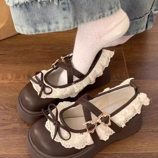 Damen Komfortable Plateau-Sandalen mit zarter Rüschendekoration und goldenen Schnallen EB