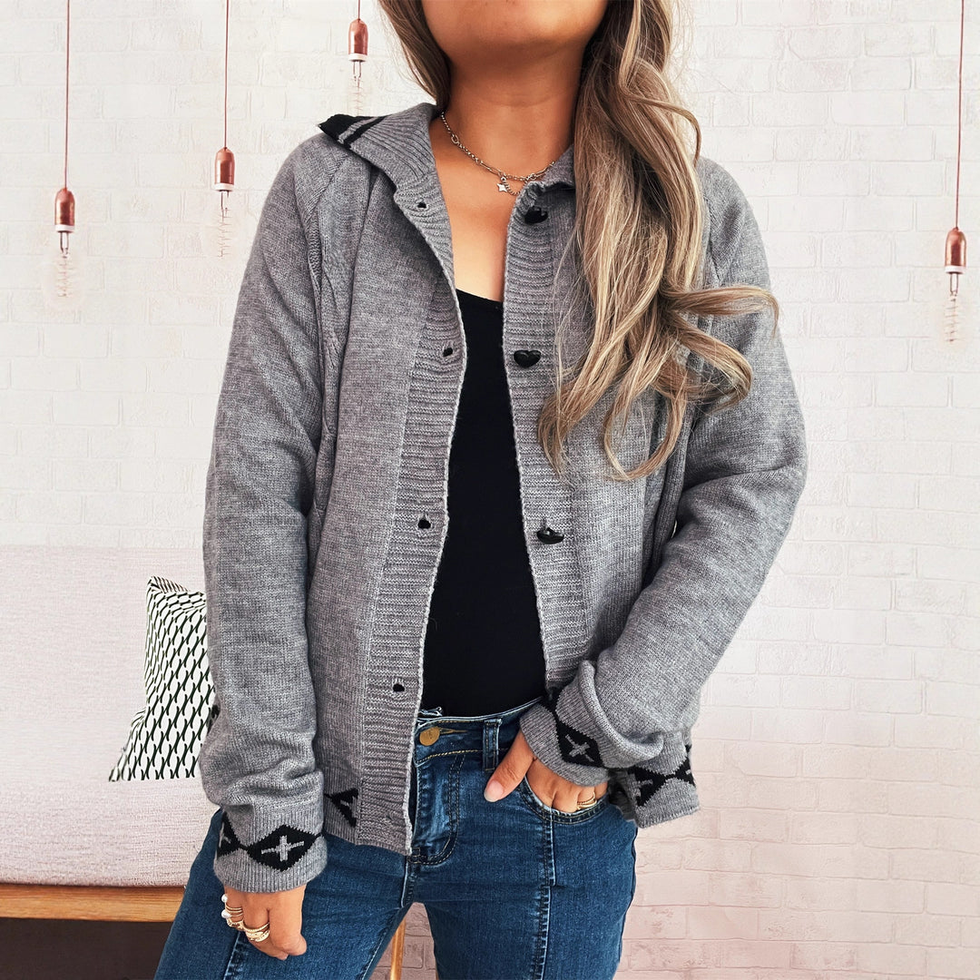 Damen Strickjacke mit kreativem Zopfmuster und modernen Knopfdetails EB