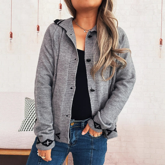 Damen Strickjacke mit kreativem Zopfmuster und modernen Knopfdetails EB