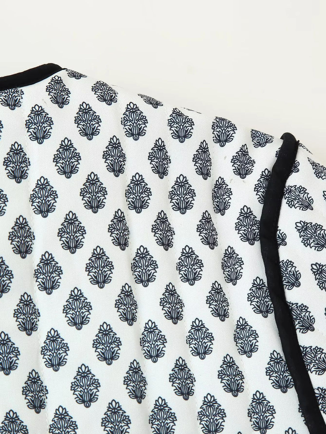 Damen modische kurz geschnittene Jacke mit kontrastierenden Paspeln und praktischen Taschen EB