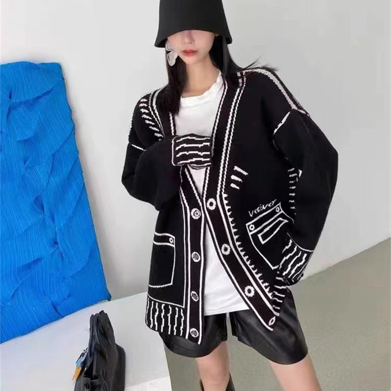 Damen Strickjacke mit einzigartigem grafischen Design und hochwertigen Knopfdetails EB