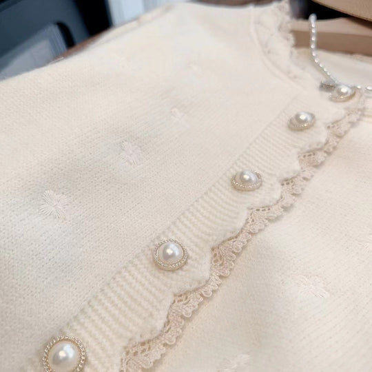 Damen Strickjacke mit dekorativen Perlenknöpfen und zarter Rippstruktur EB