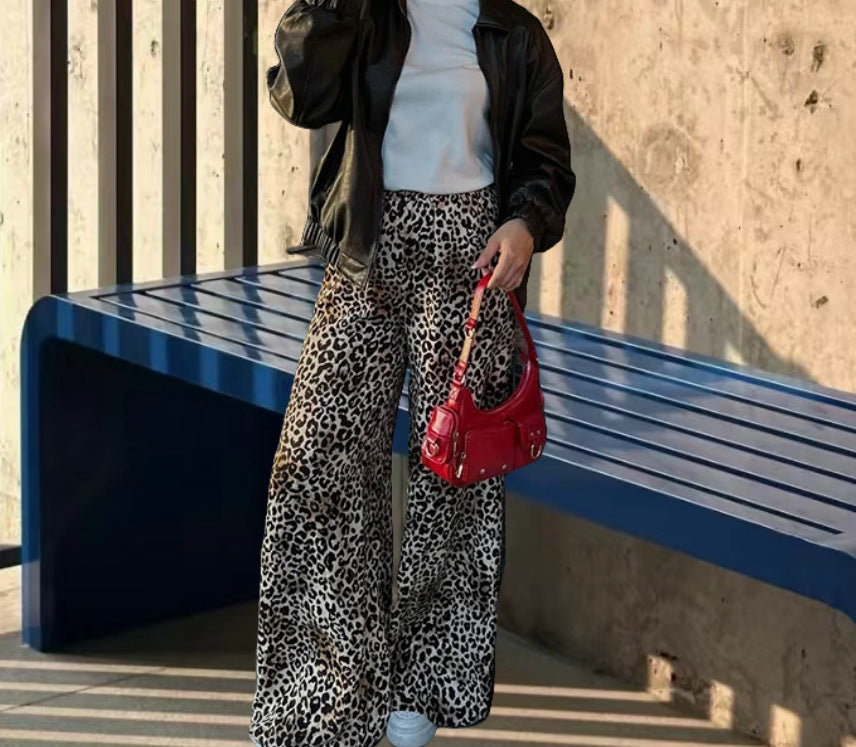 Damen Weite Leoprint-Hose aus fließendem Material EB