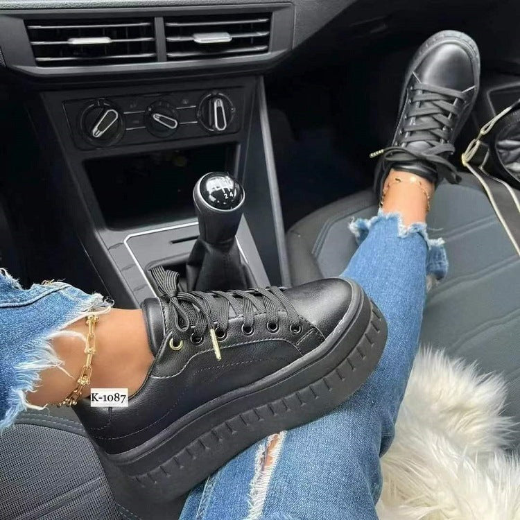 Damen Plateau-Sneaker mit schimmernder Oberfläche und auffälligen Details EB