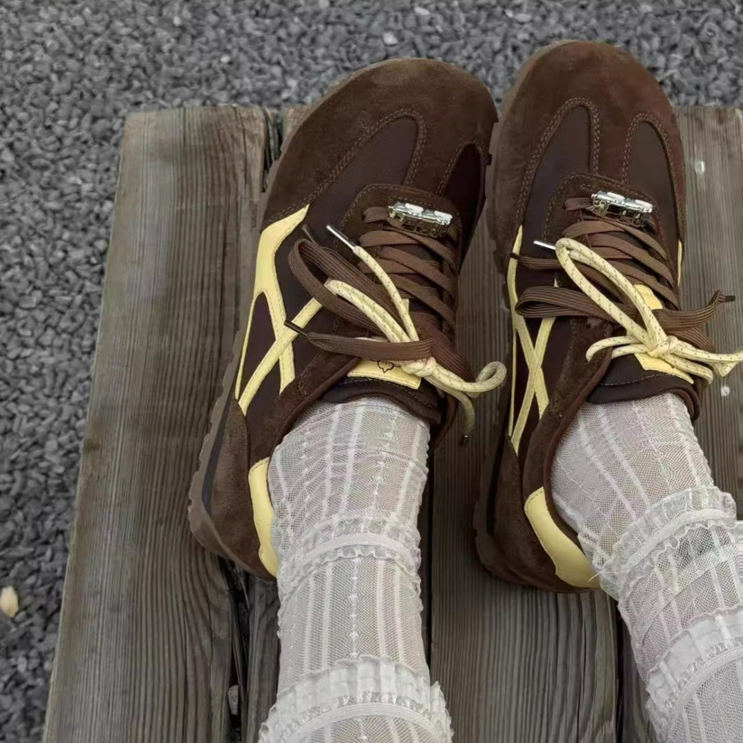 Damen Sneakers im Retro-Stil aus hochwertigem Wildleder mit einzigartigem Schnürdesign EB