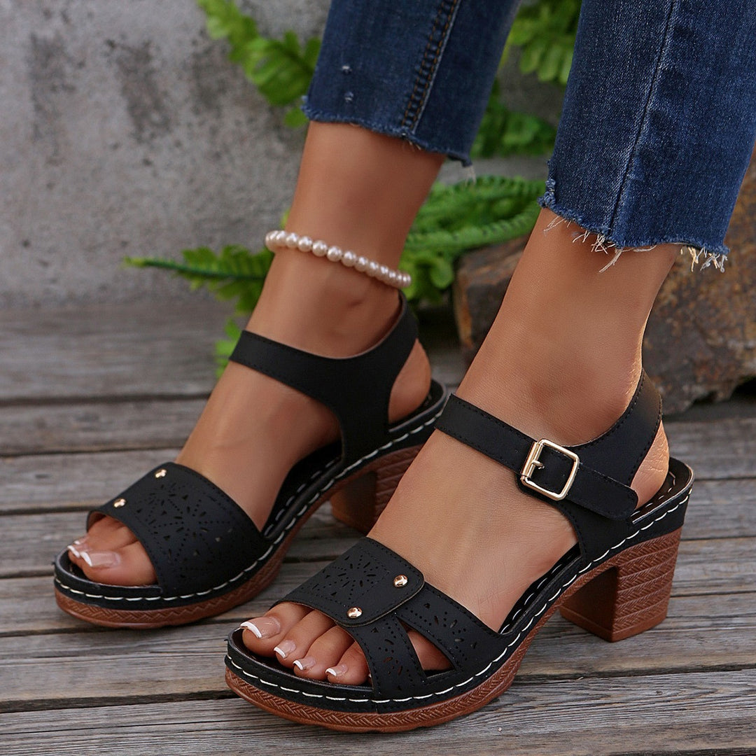 Damen Sandalen mit komfortablem Blockabsatz und dekorativem Lochmuster EB
