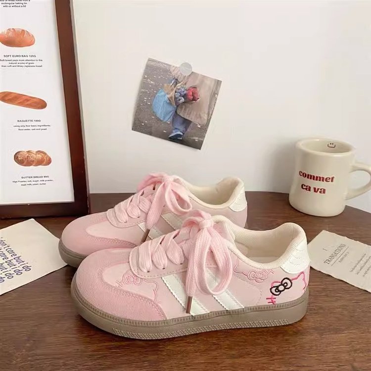 Damen Sneakers im verspielten Design mit Hello Kitty-Applikationen EB