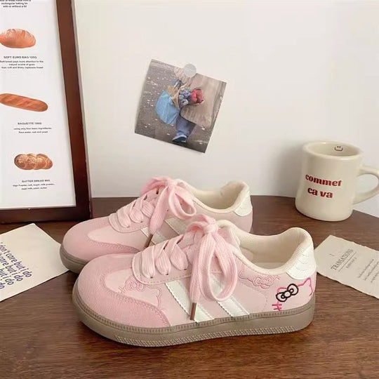 Damen Sneakers im verspielten Design mit Hello Kitty-Applikationen EB
