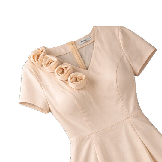 Damen figurbetontes Kleid mit Volant und Blütenapplikationen EB