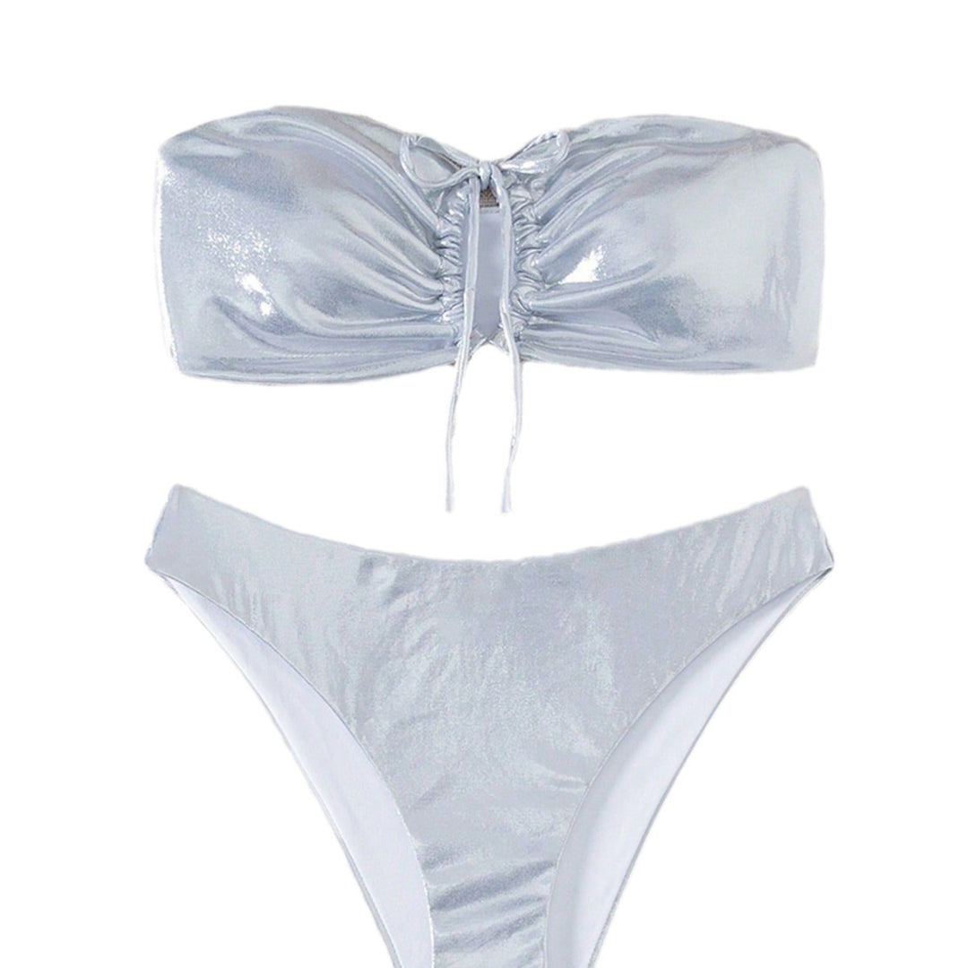 Damen Bandeau-Bikini mit glänzendem Oberteil und hohem Beinausschnitt EB