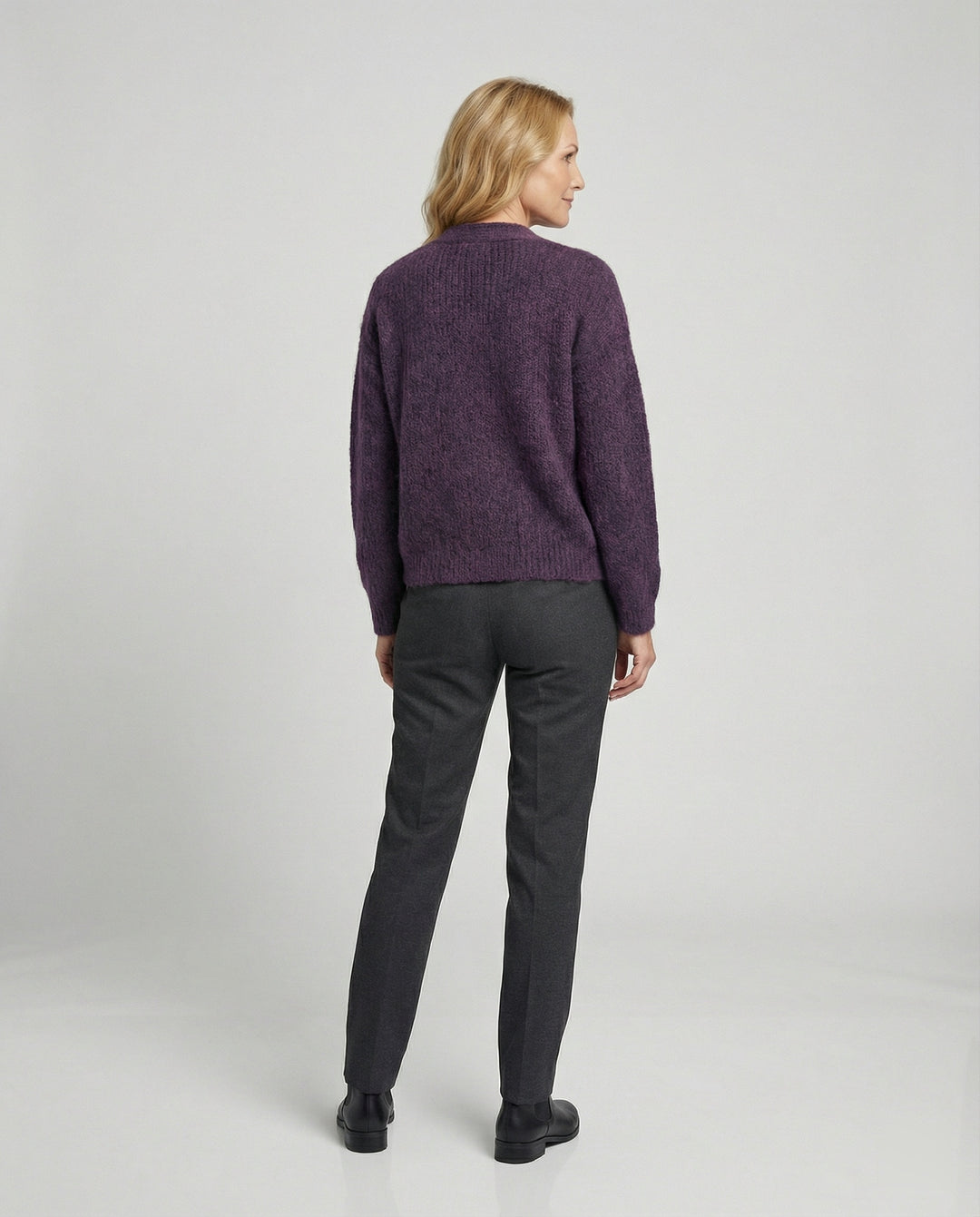 Damen legerer Kurzcardigan mit V-Ausschnitt gebürsteter Strickstruktur und dekorativer Holzknopfleiste EB