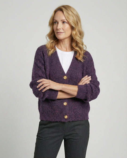 Damen legerer Kurzcardigan mit V-Ausschnitt gebürsteter Strickstruktur und dekorativer Holzknopfleiste EB