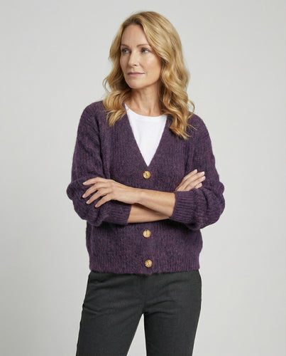 Damen legerer Kurzcardigan mit V-Ausschnitt gebürsteter Strickstruktur und dekorativer Holzknopfleiste EB