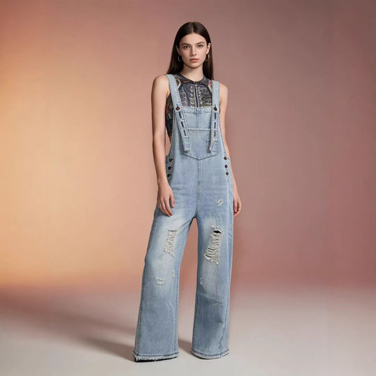 Damen nan moderne Baggy-Latzhose aus pigmentgefärbtem Stretch-Denim mit verstellbaren Trägern und sichtbaren Rissen EB